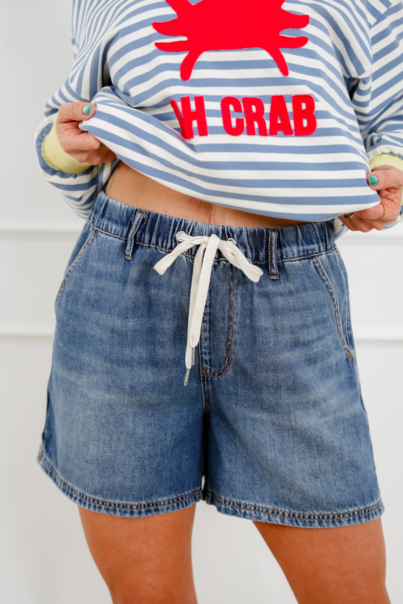 Judy Blue Medium Wash Featherweight Baggy Shorts – Freckled Poppy