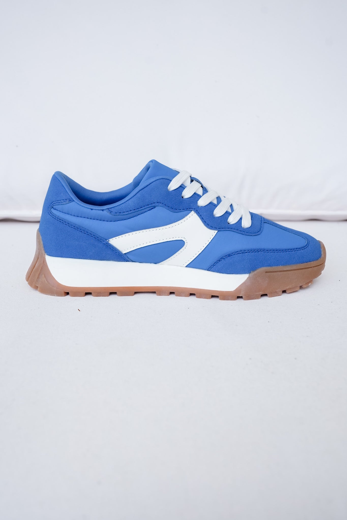 Retro Inspired Low Top Sneaker with Contrast Side Detail