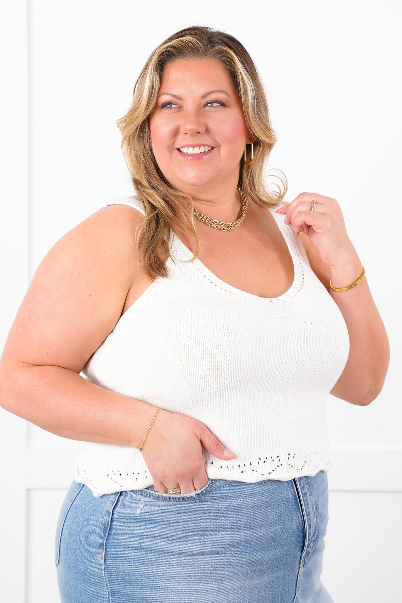 Plus/Reg Off White Sleeveless V Neck Knit Top