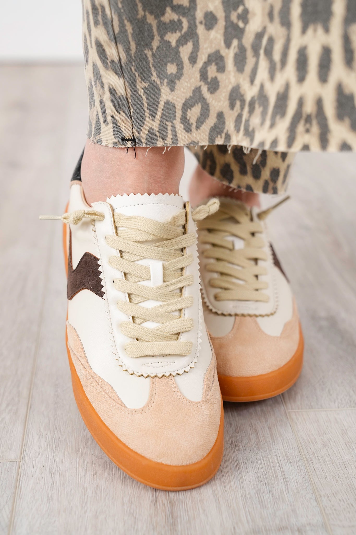 Retro Low-Top Sneakers with Decorative Edge