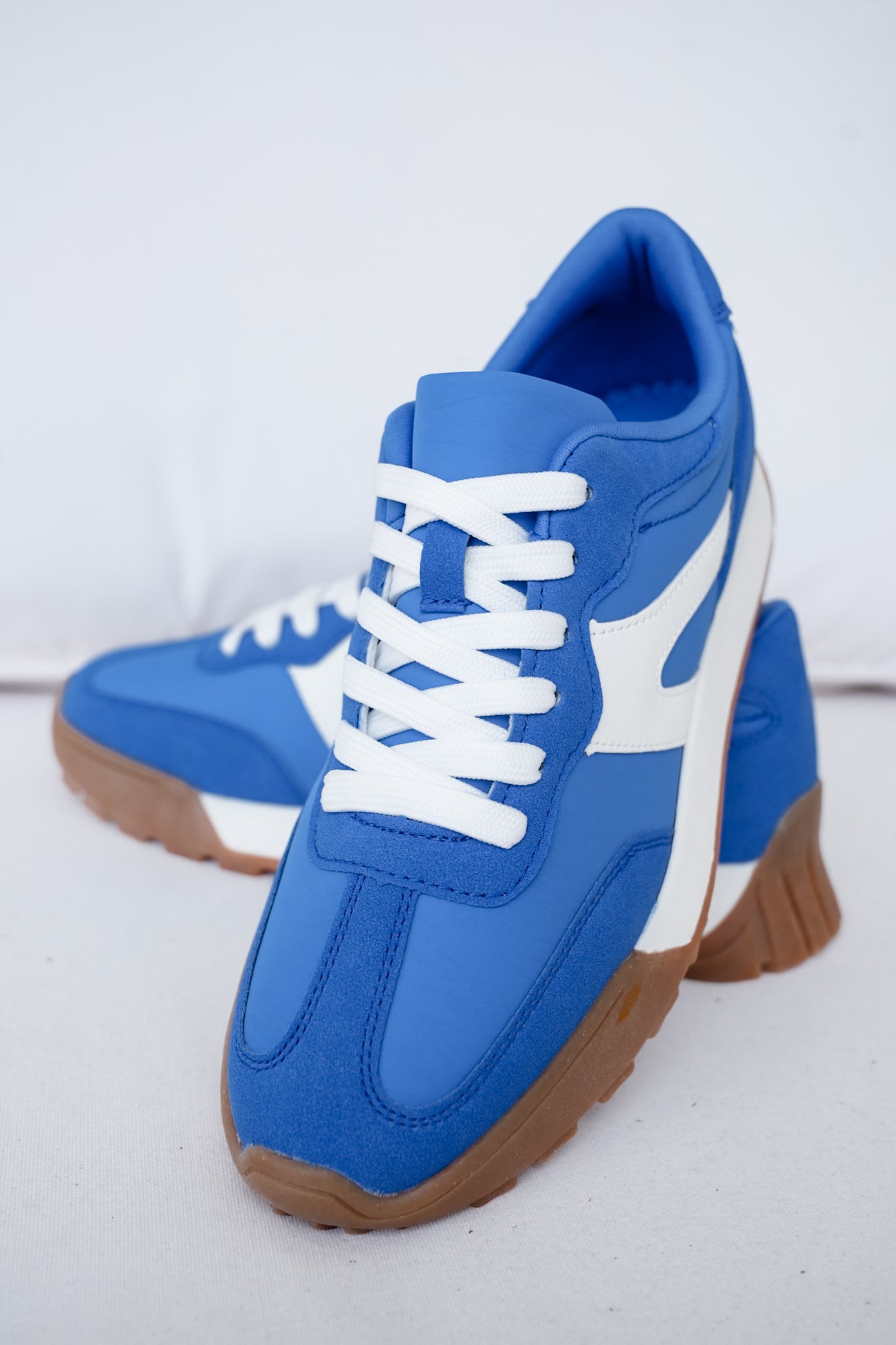 Retro Inspired Low Top Sneaker with Contrast Side Detail