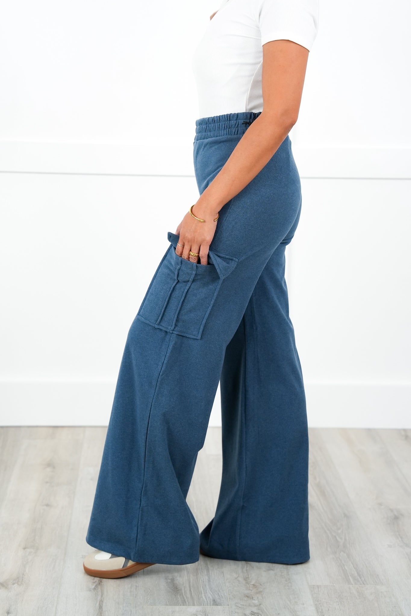 Mid Rise Elastic Waist Flare Leg Cargo Pants