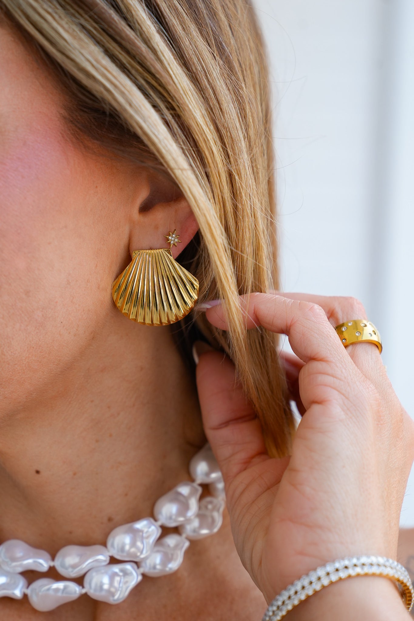 Chansutt Pearls The Shell Earrings