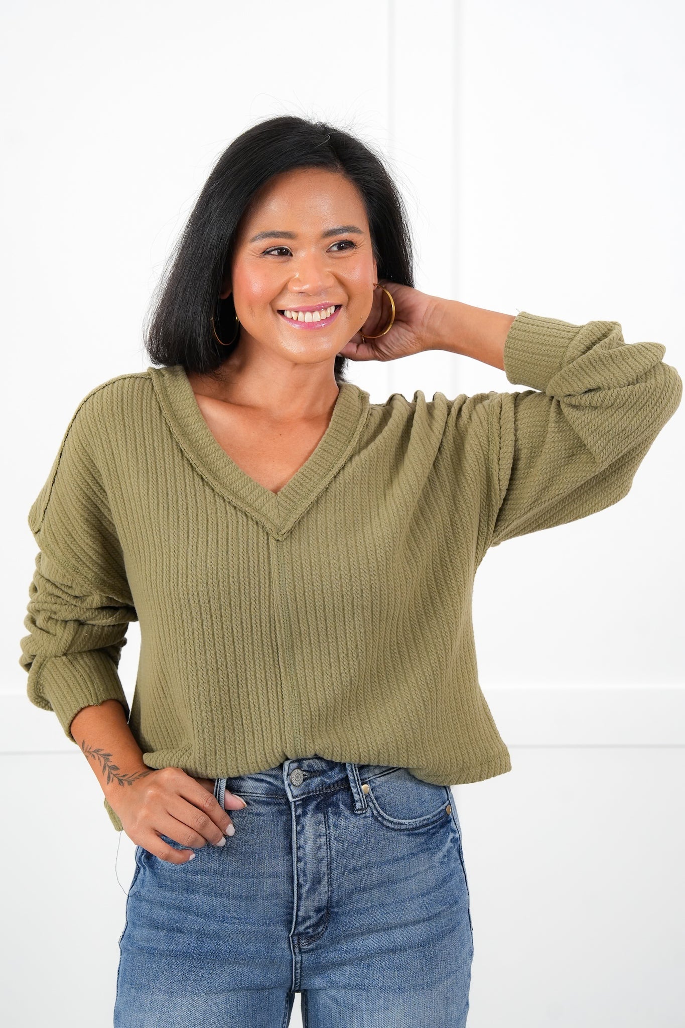 Plus/Reg Ribbed Knit Long Sleeve V-Neck Top with Reverse Seam Detail