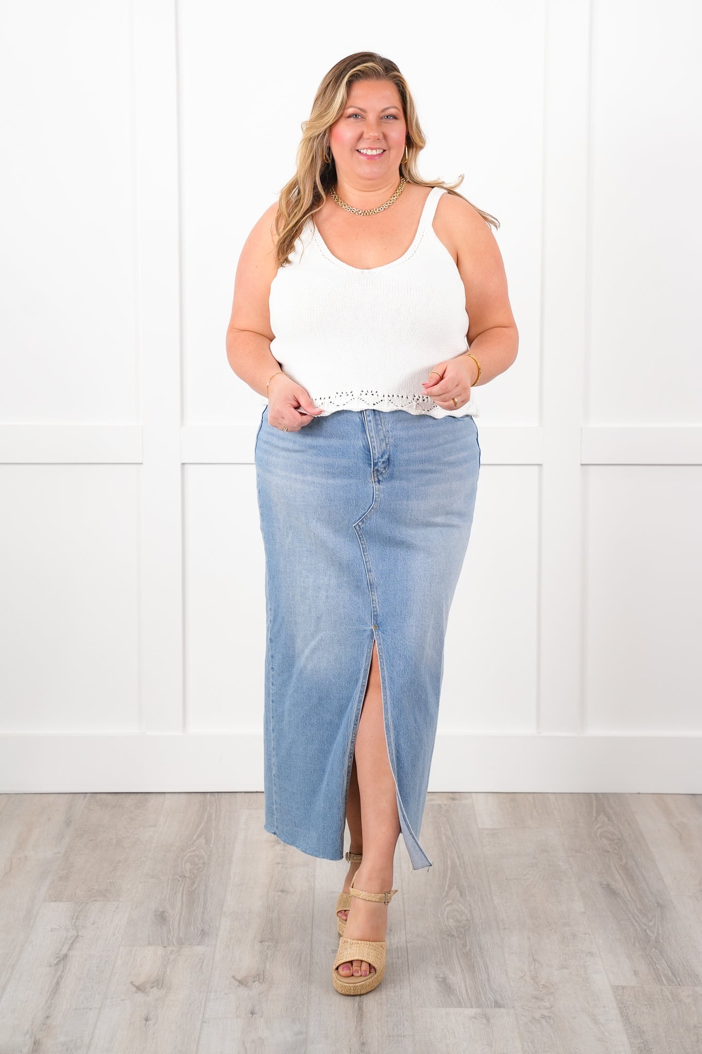 Plus/Reg Off White Sleeveless V Neck Knit Top