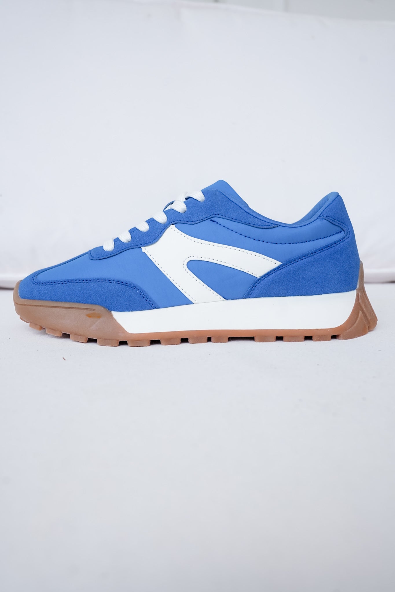 Retro Inspired Low Top Sneaker with Contrast Side Detail