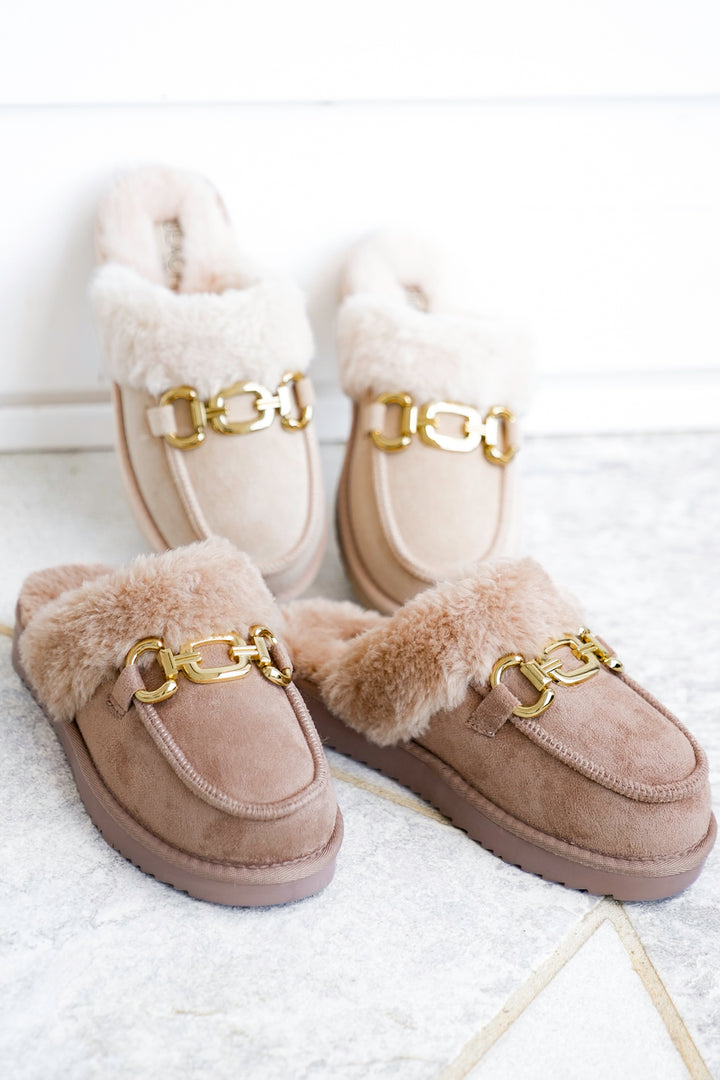 Cozy Vegan Shearling Mule with Gold Chain