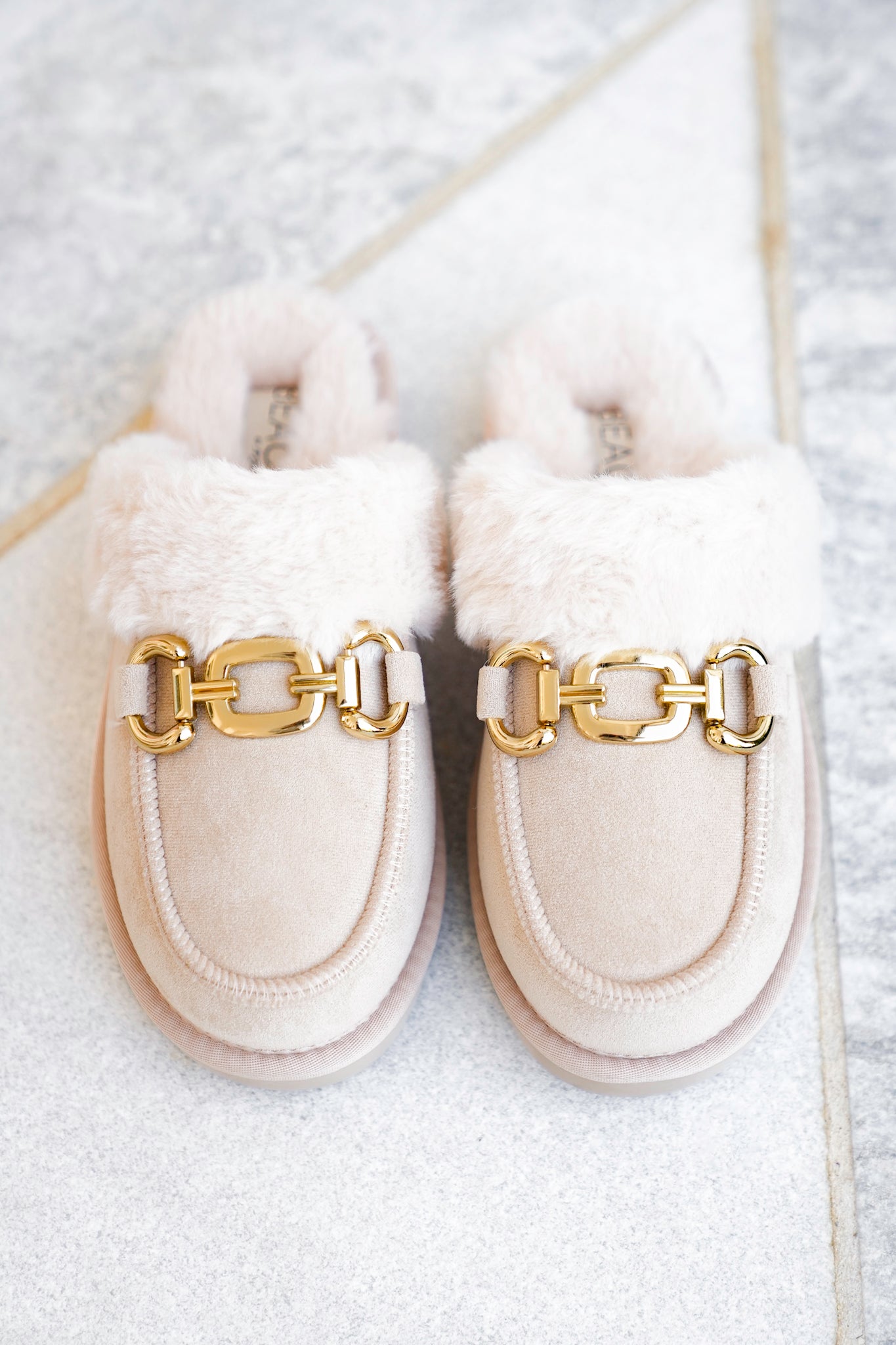 Cozy Vegan Shearling Mule with Gold Chain