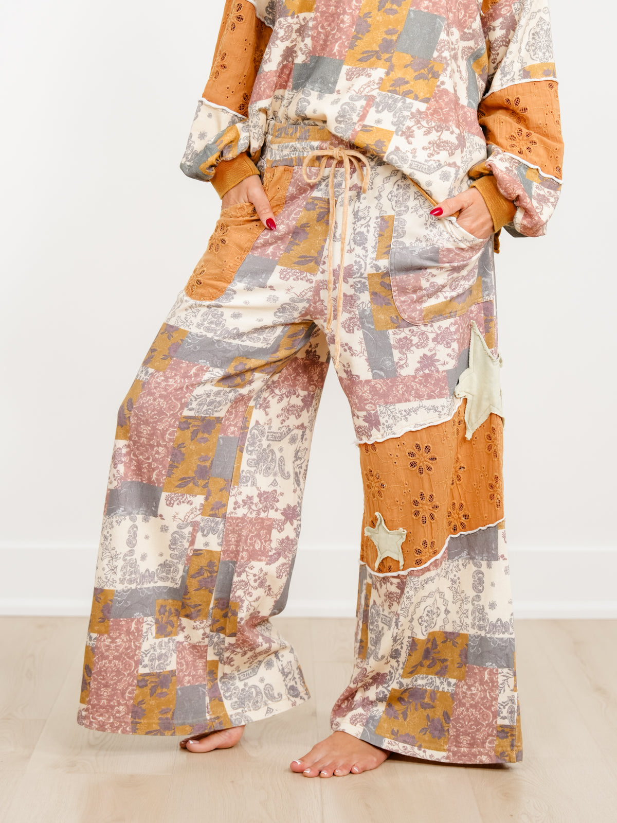 Plus/Reg Floral Patch With Eyelet Lace Panel Pullover and Sweatpants Set - Freckled Poppy