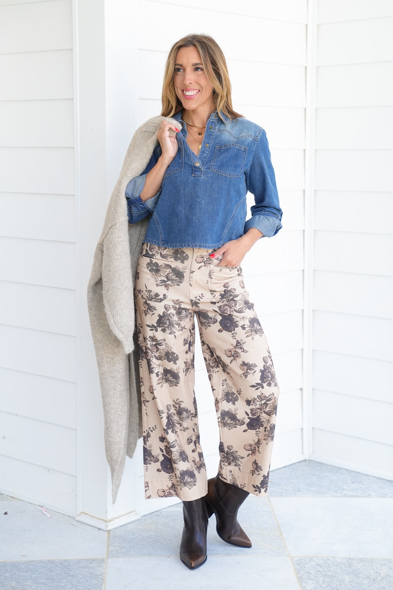 Floral Print Mid Rise Pants with Patch Pockets