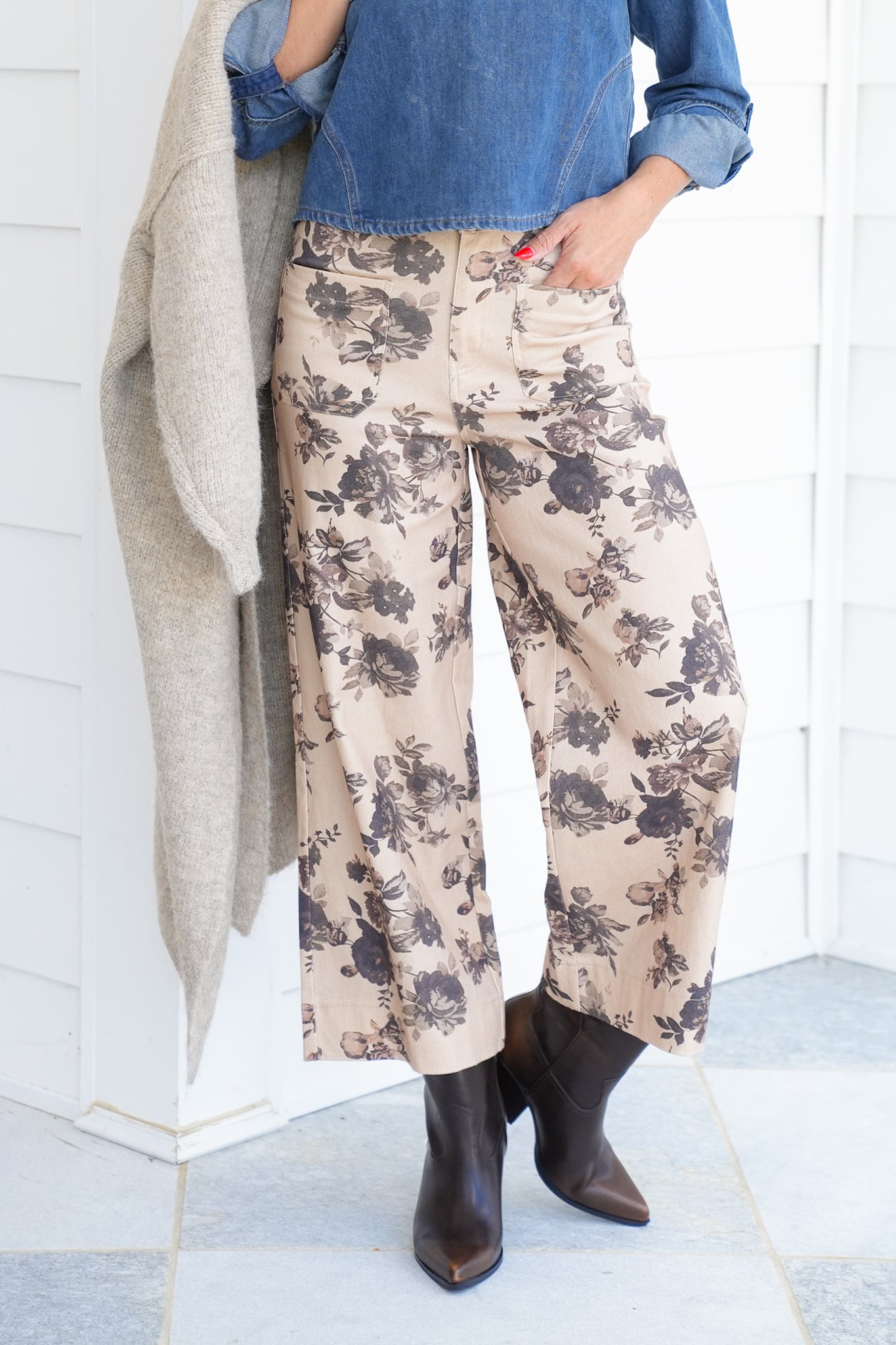 Floral Print Mid Rise Pants with Patch Pockets