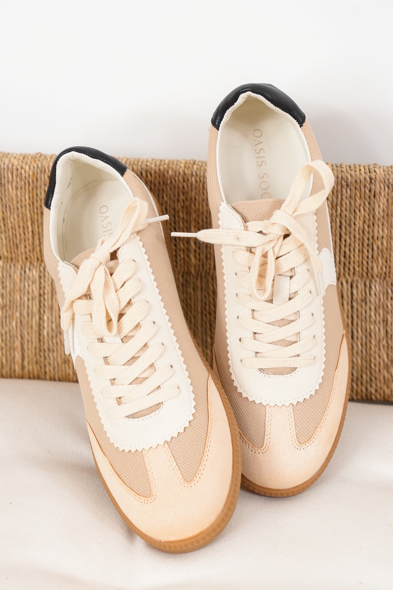 Casual Low Top Sneaker with Wavy Stripe