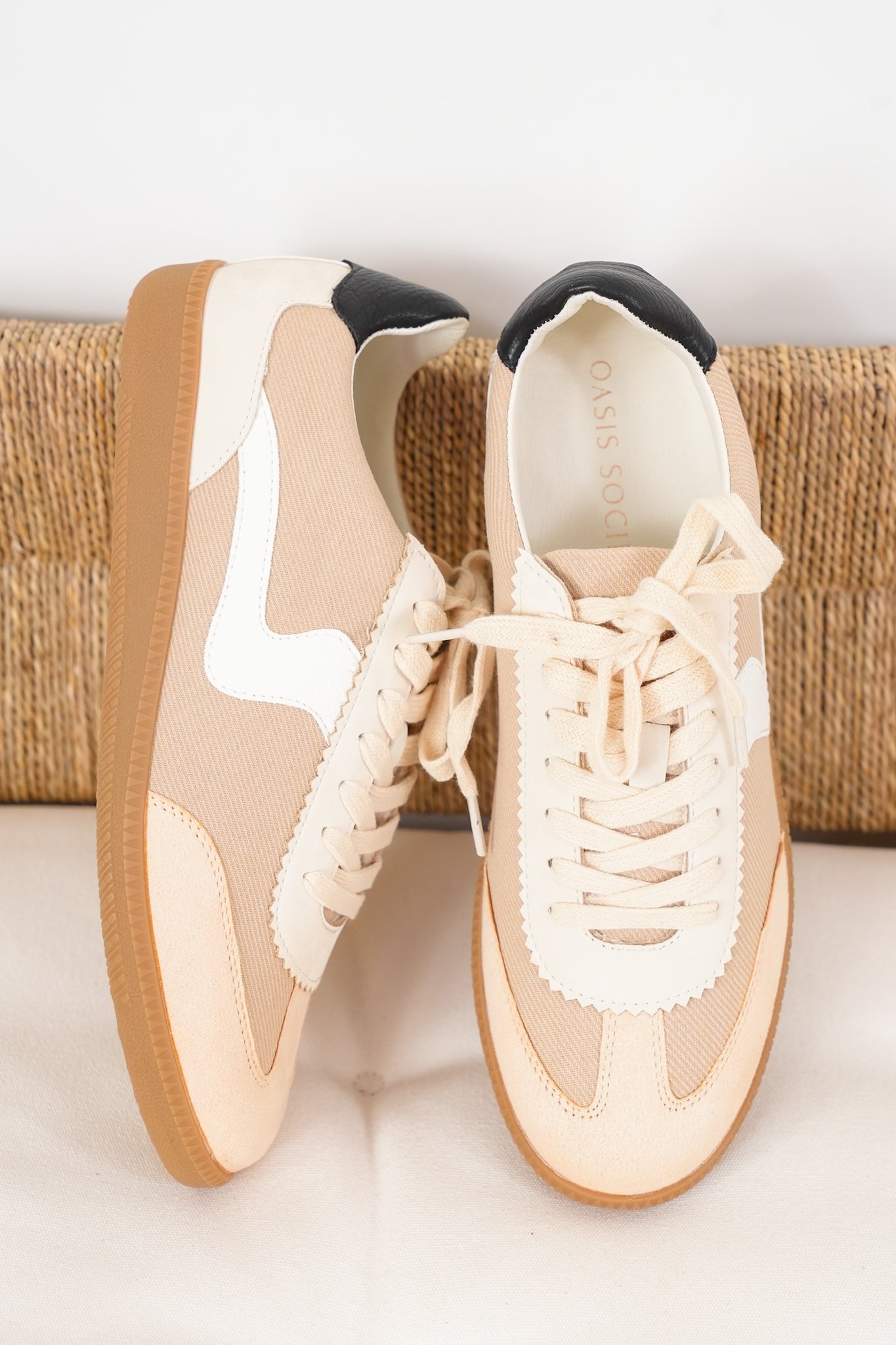 Casual Low Top Sneaker with Wavy Stripe