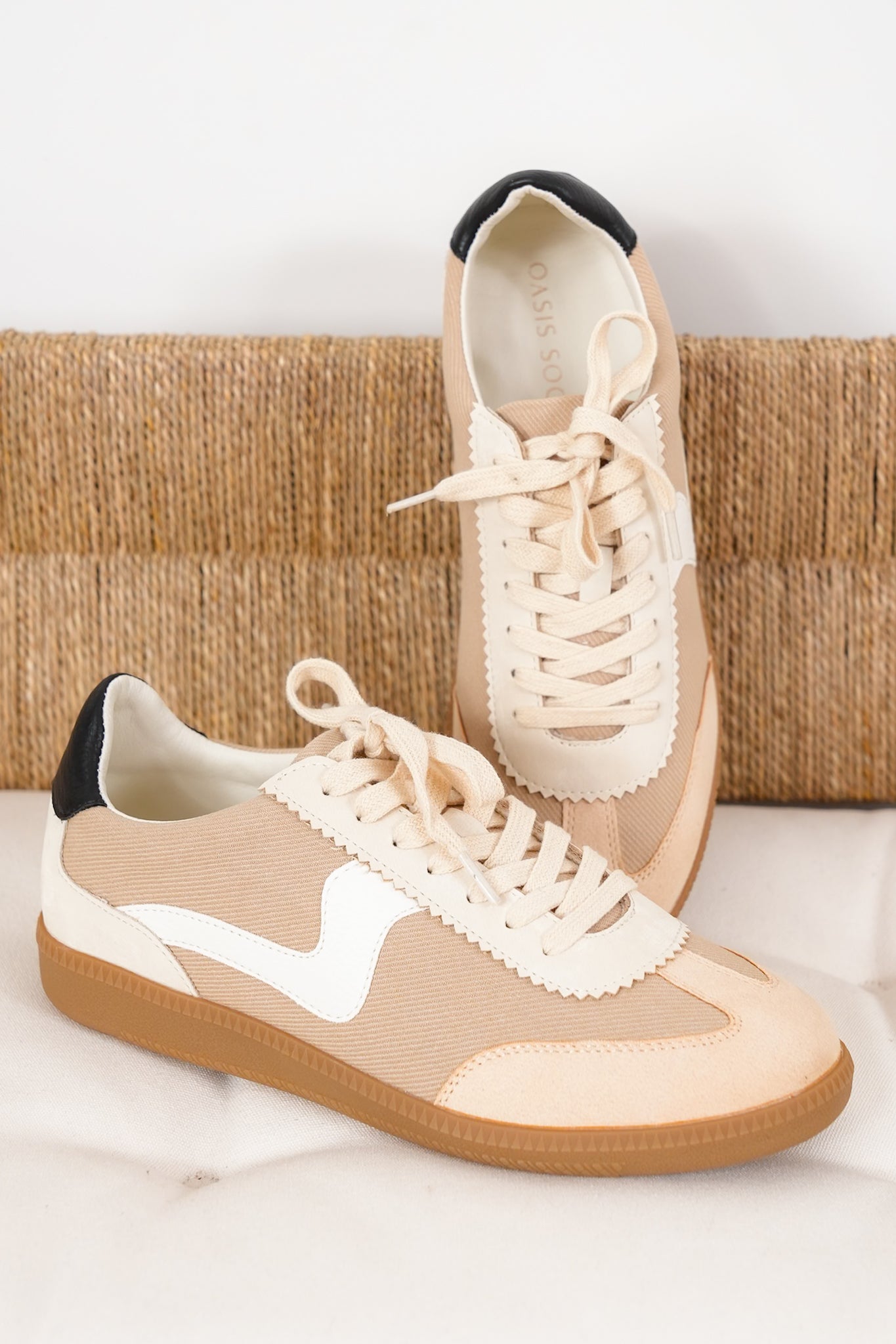 Casual Low Top Sneaker with Wavy Stripe
