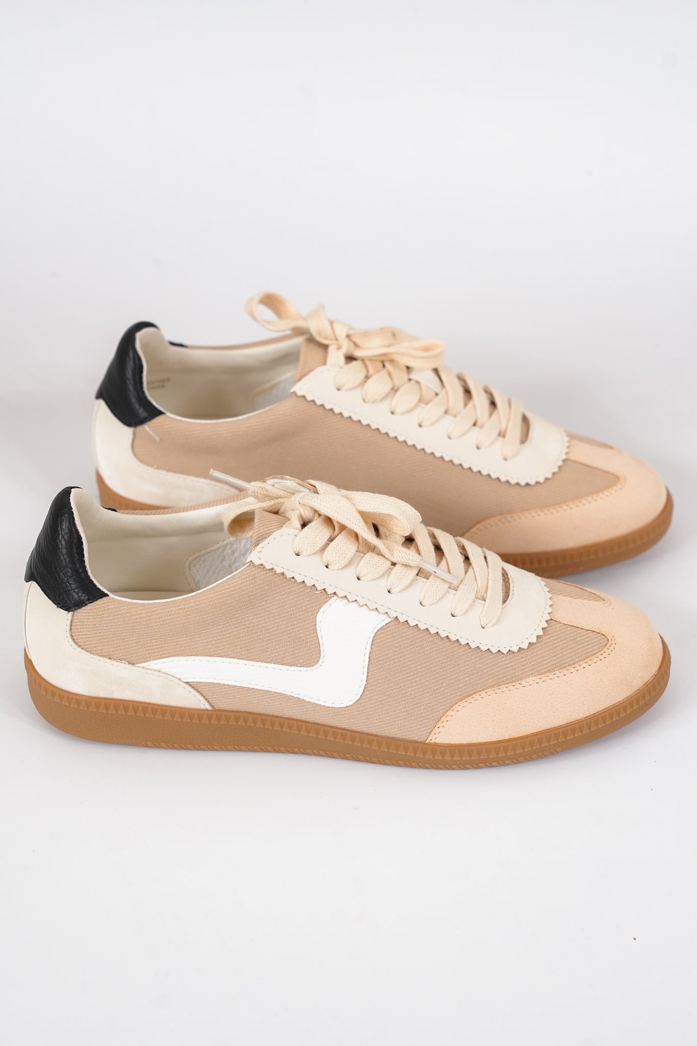 Casual Low Top Sneaker with Wavy Stripe