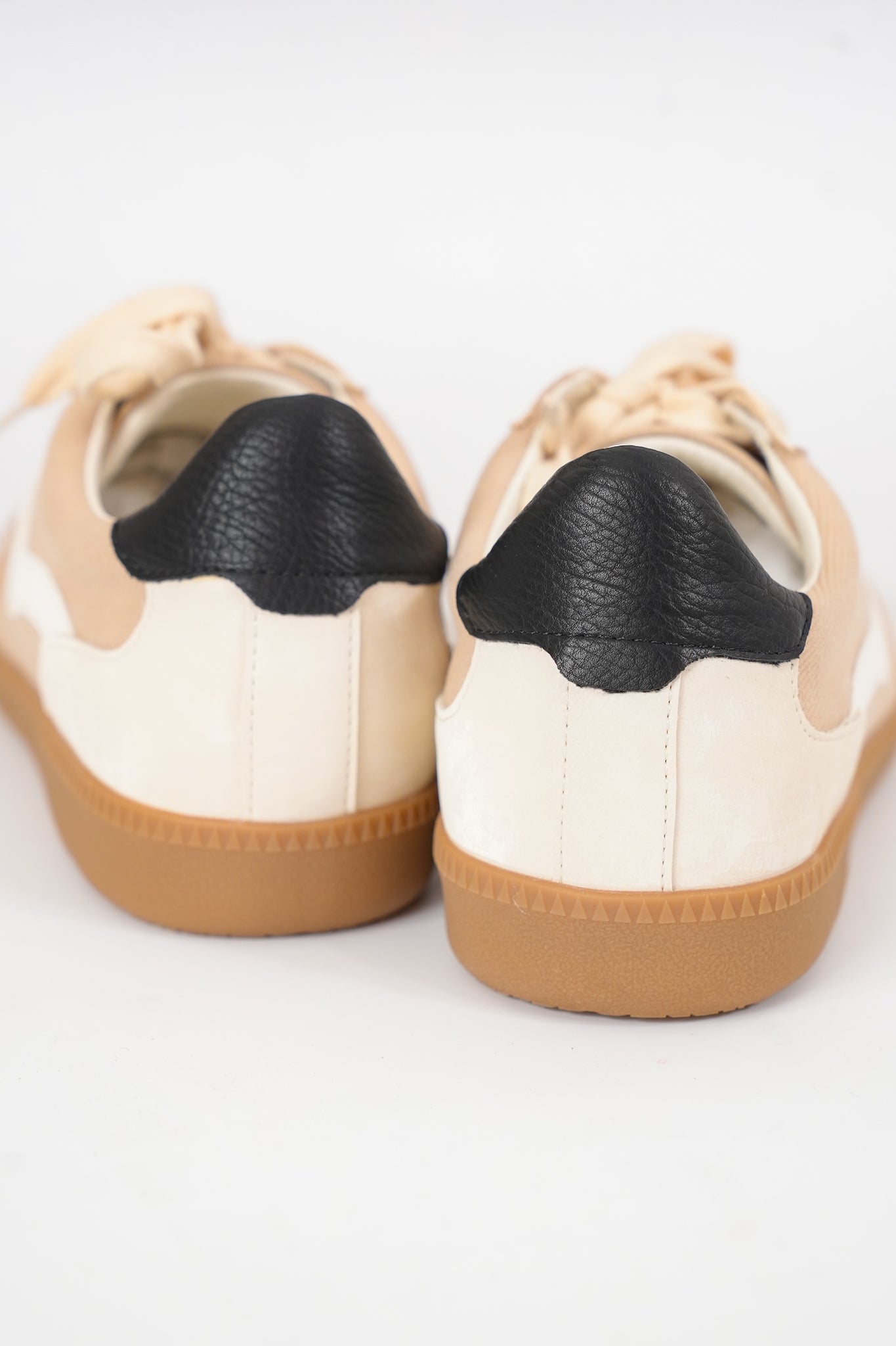 Casual Low Top Sneaker with Wavy Stripe