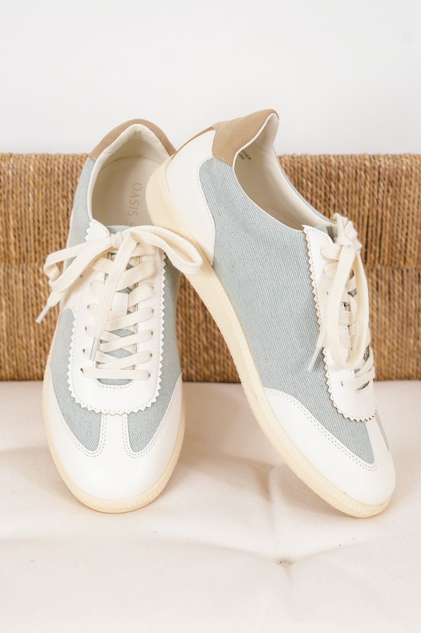 Casual Low Top Sneaker with Wavy Stripe