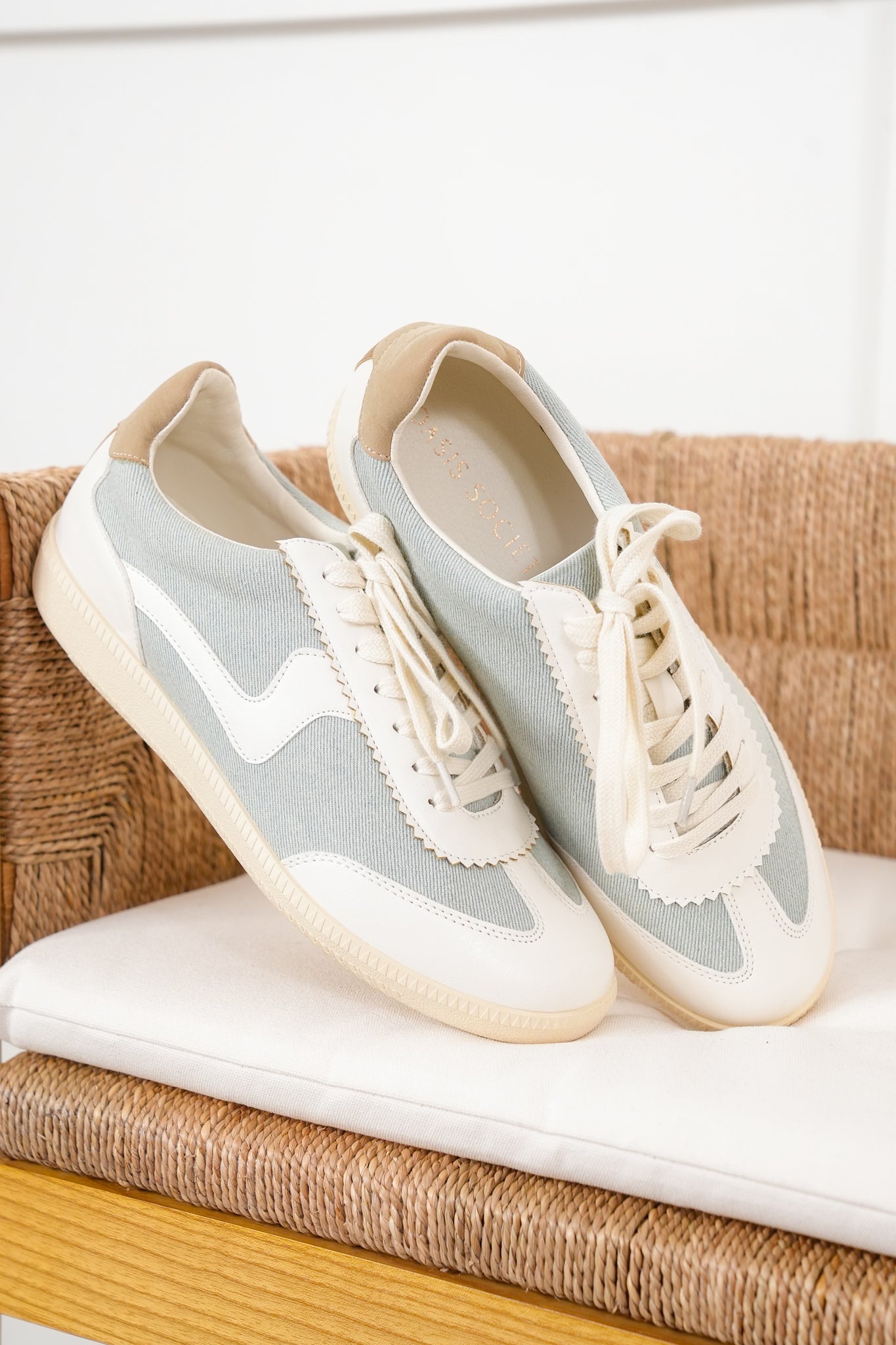 Casual Low Top Sneaker with Wavy Stripe