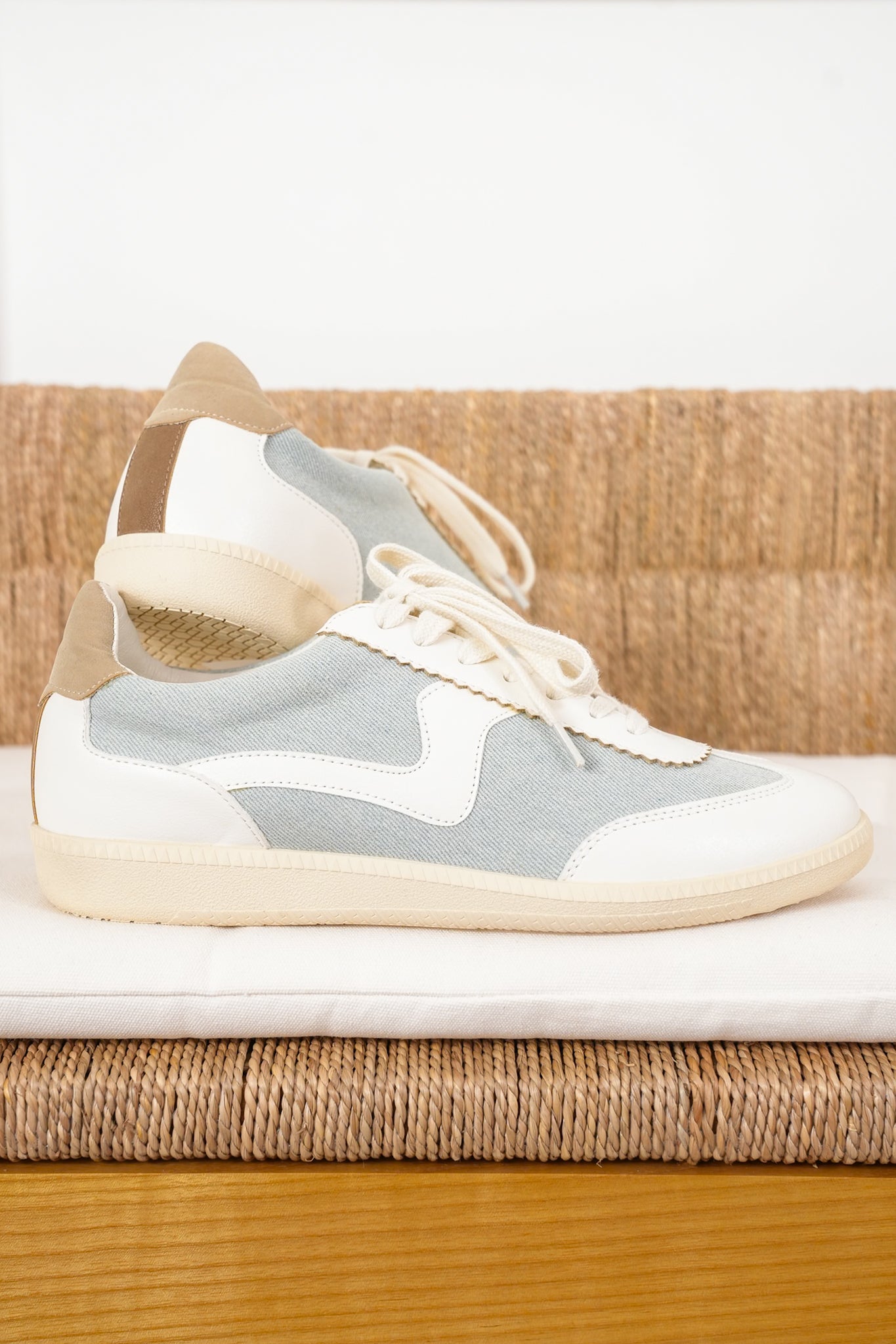 Casual Low Top Sneaker with Wavy Stripe