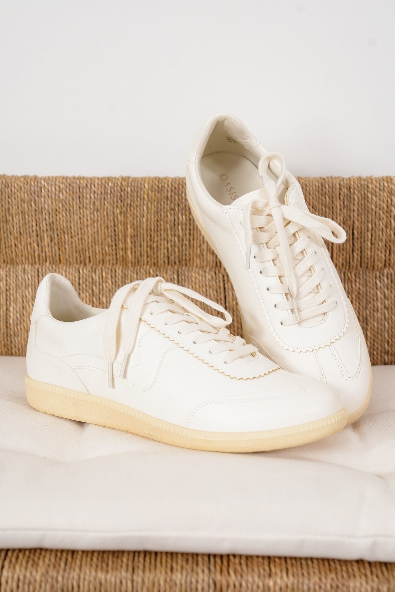 Casual Low Top Sneaker with Wavy Stripe