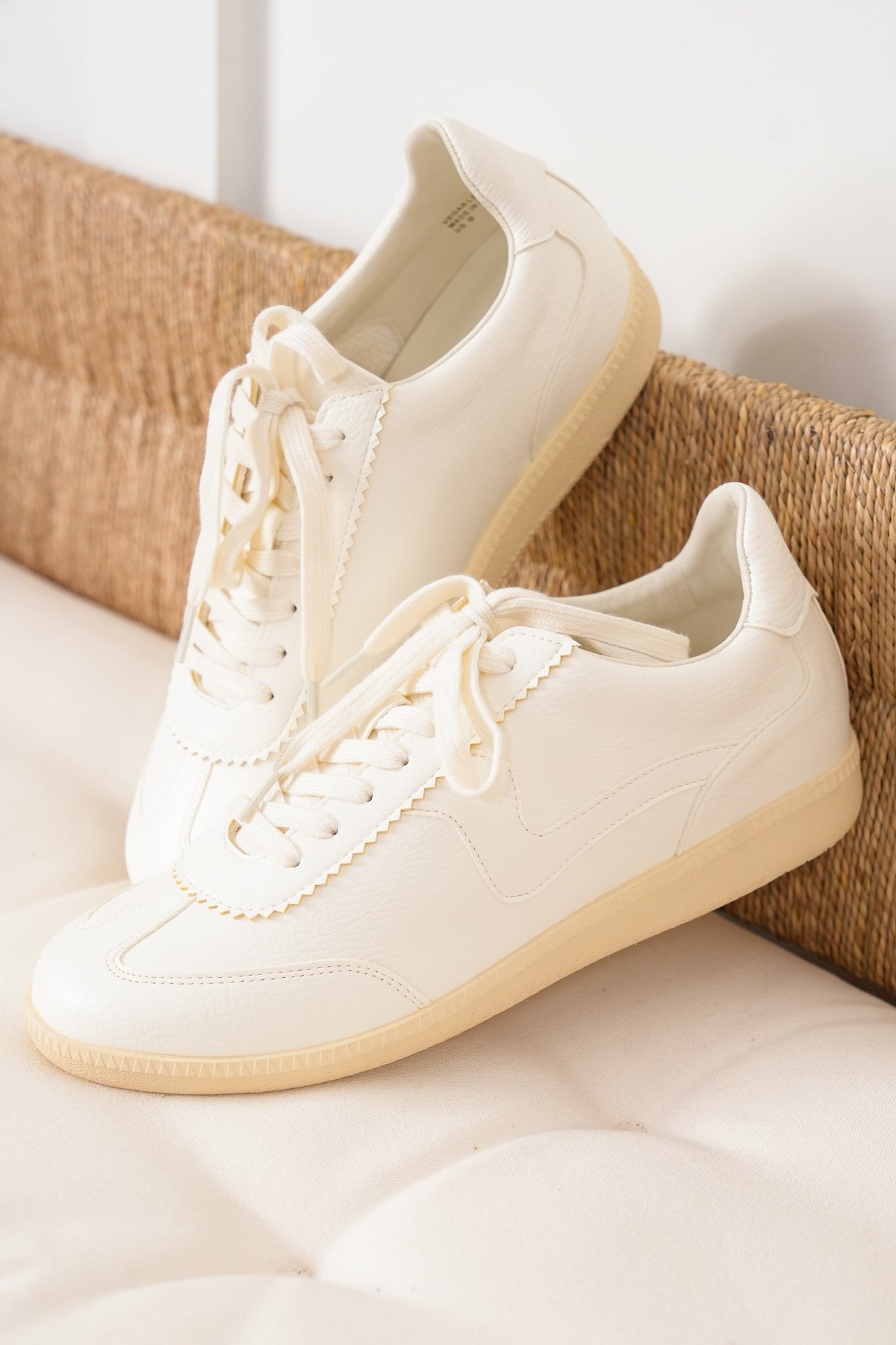 Casual Low Top Sneaker with Wavy Stripe