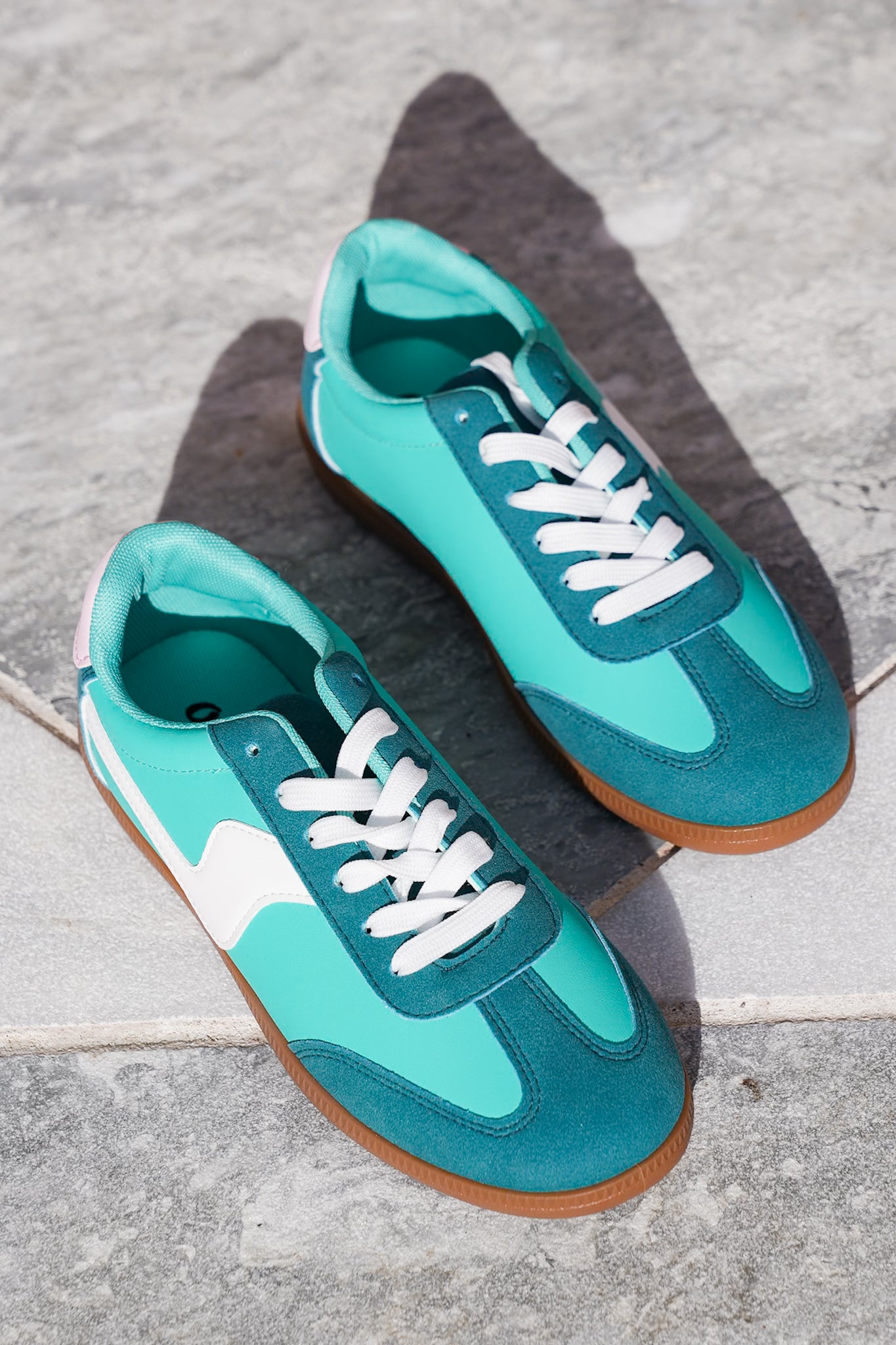 Retro Inspired Casual Lace Up Sneakers with Wave Design