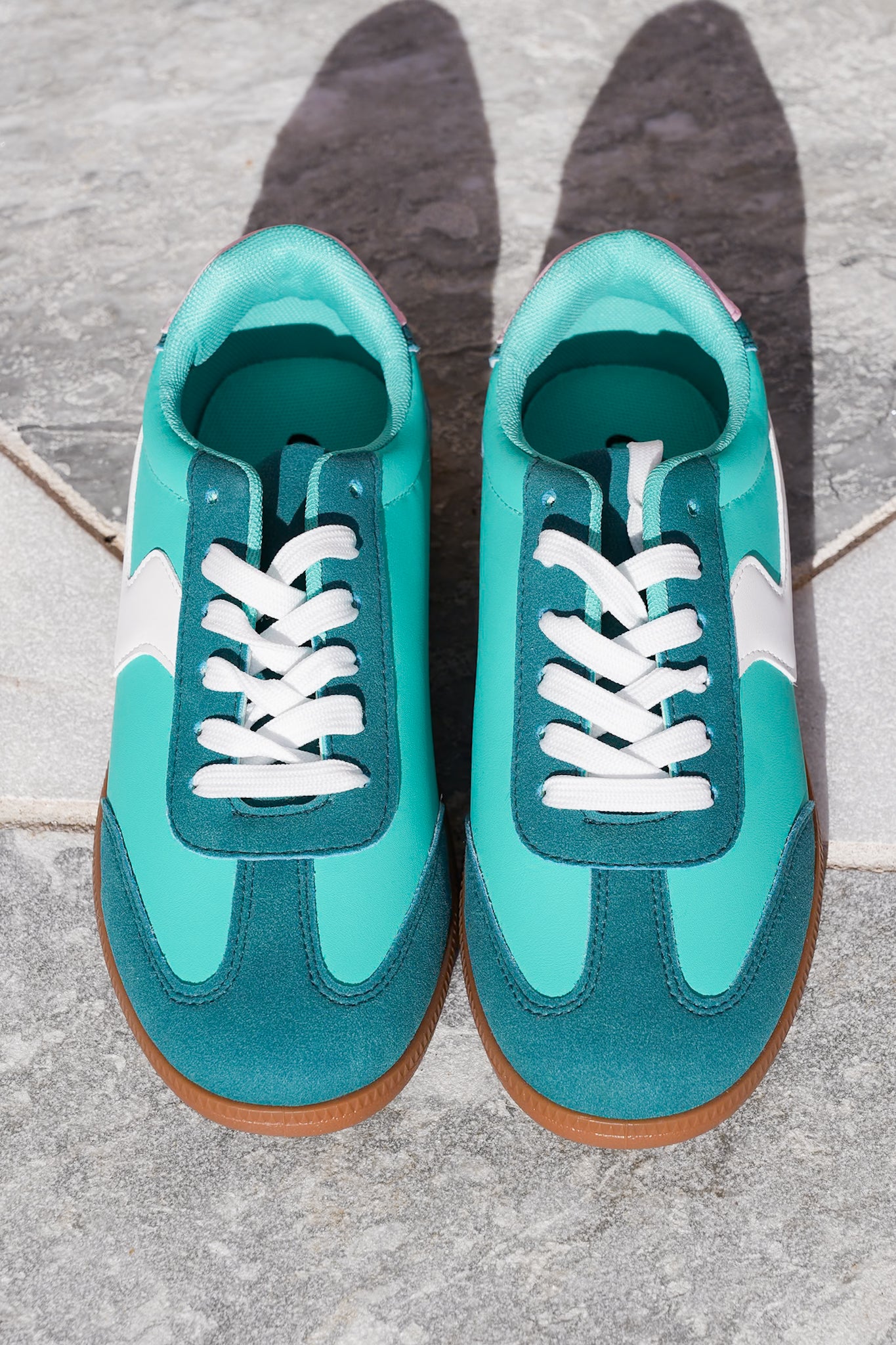 Retro Inspired Casual Lace Up Sneakers with Wave Design