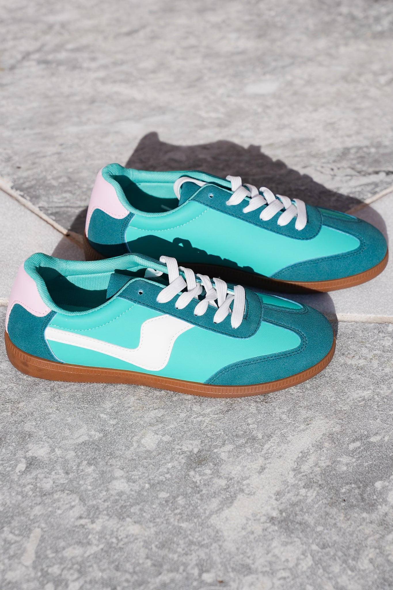 Retro Inspired Casual Lace Up Sneakers with Wave Design