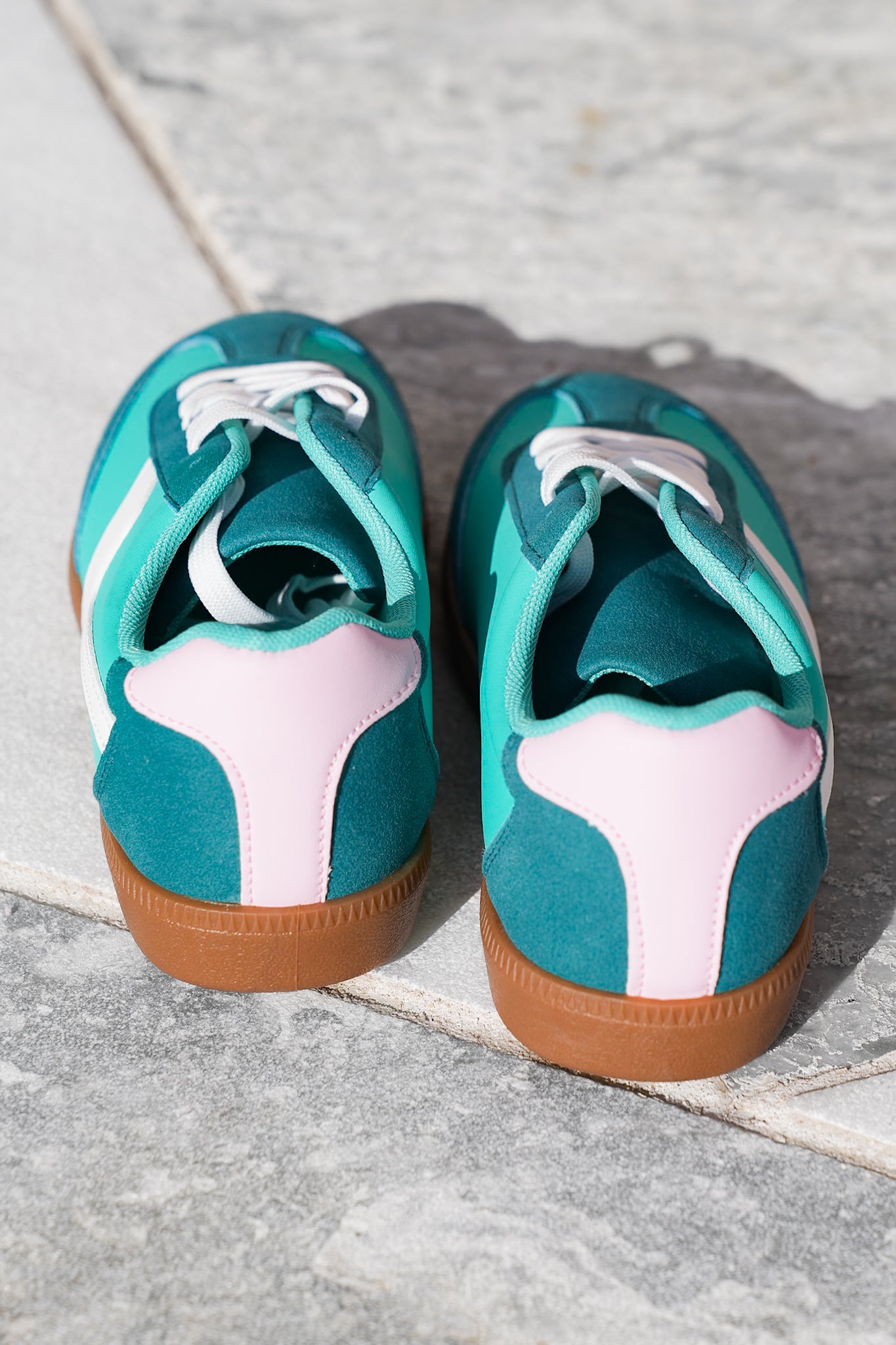 Retro Inspired Casual Lace Up Sneakers with Wave Design
