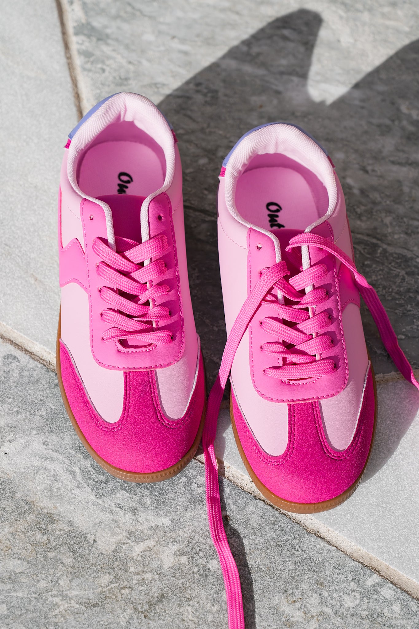 Retro Inspired Casual Lace Up Sneakers with Wave Design