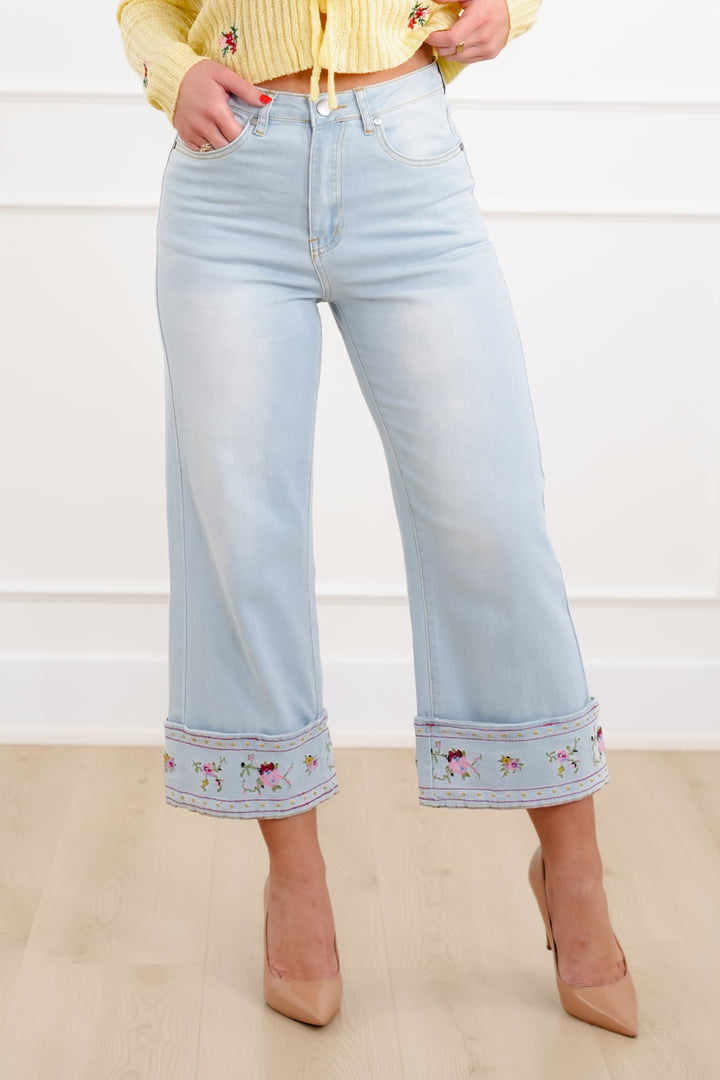 Light Washed Cropped Denim Pants with Embroidered Flowers