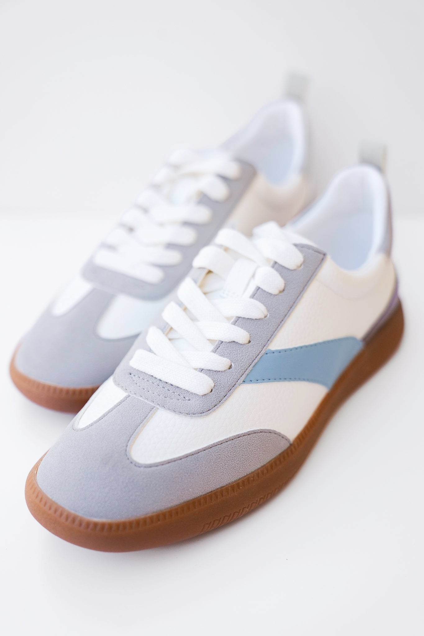 Retro Inspired Low Top Sneakers with Contrasting Side Stripe