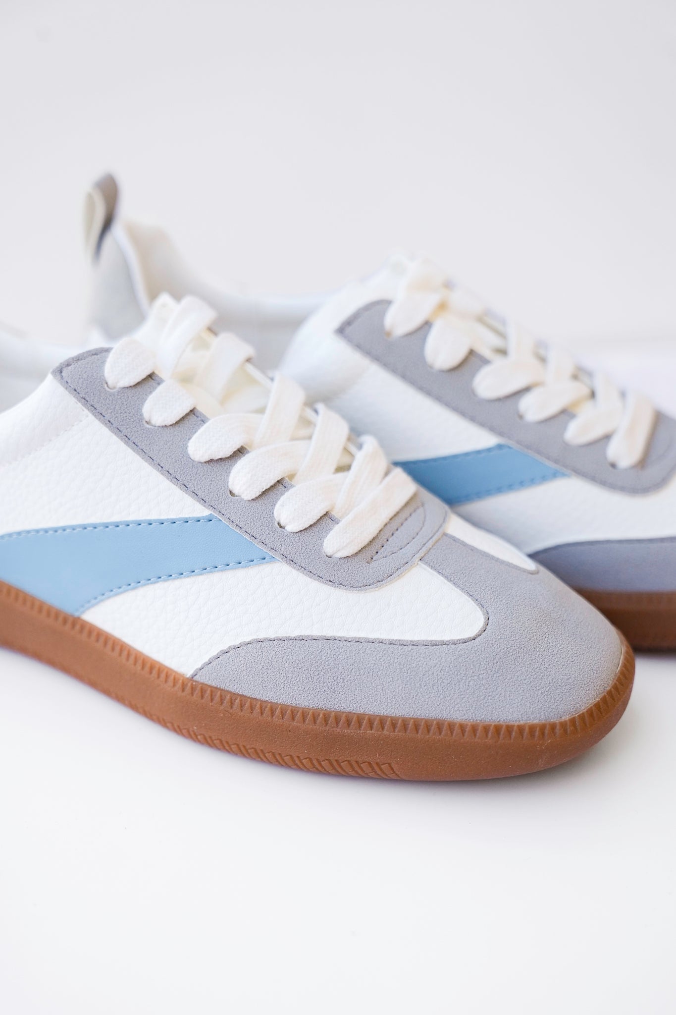 Retro Inspired Low Top Sneakers with Contrasting Side Stripe