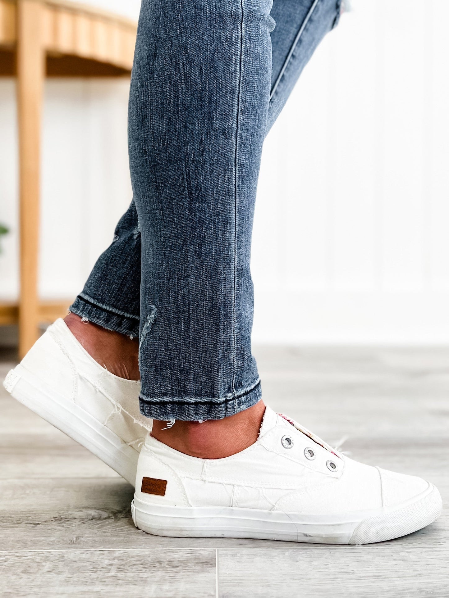 KanCan Medium Wash Knee Distressed Skinny Jeans
