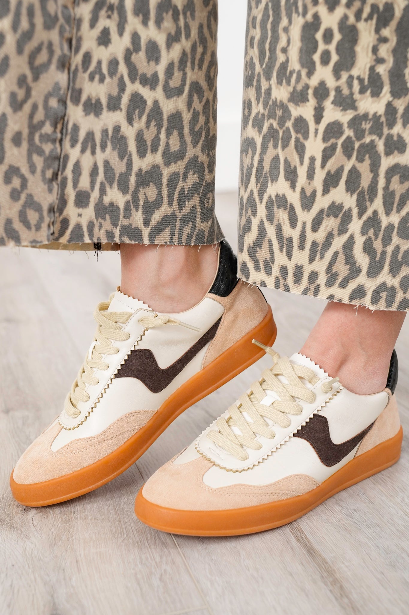 Retro Low-Top Sneakers with Decorative Edge