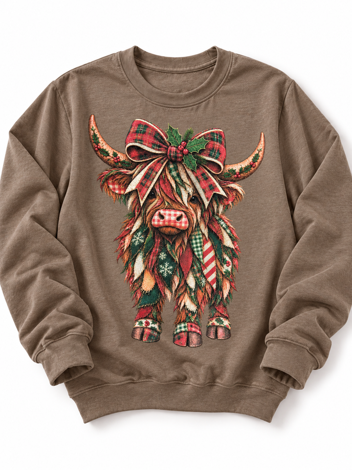 Plus/Reg Festive Highland Cow Christmas Graphic Sweatshirt