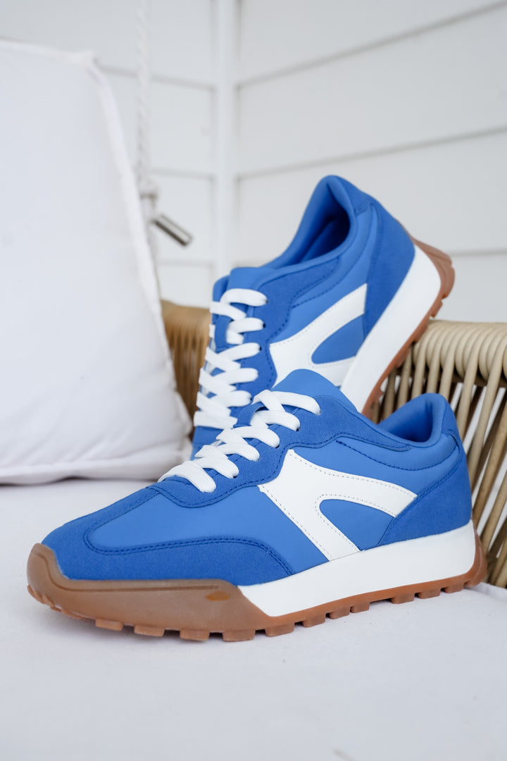 Retro Inspired Low Top Sneaker with Contrast Side Detail
