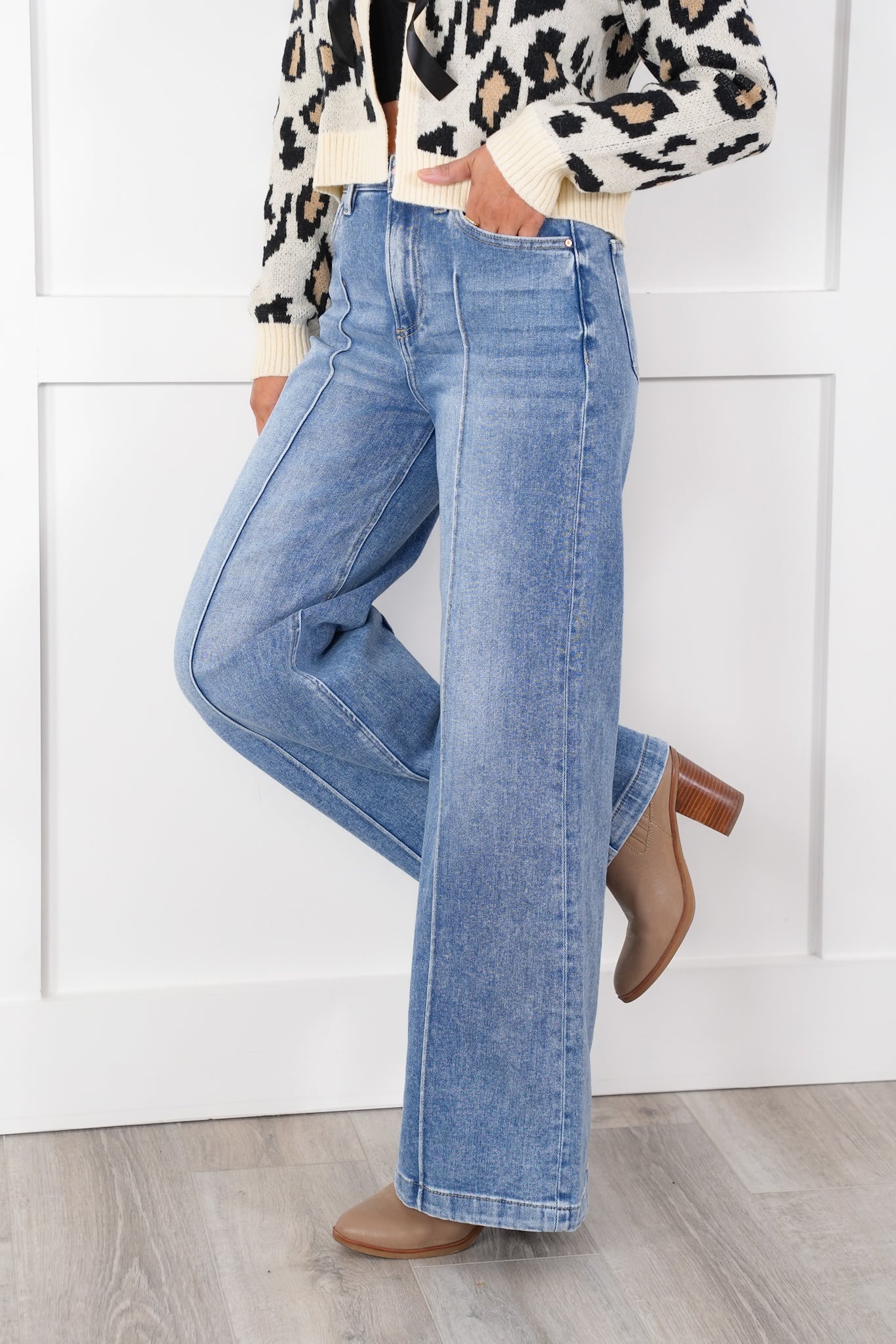 【U LAN】Risen Washing Pintuck Wide Denim Pants Risen High Rise Medium Wash Pintuck Detailed Wide Leg Jeans