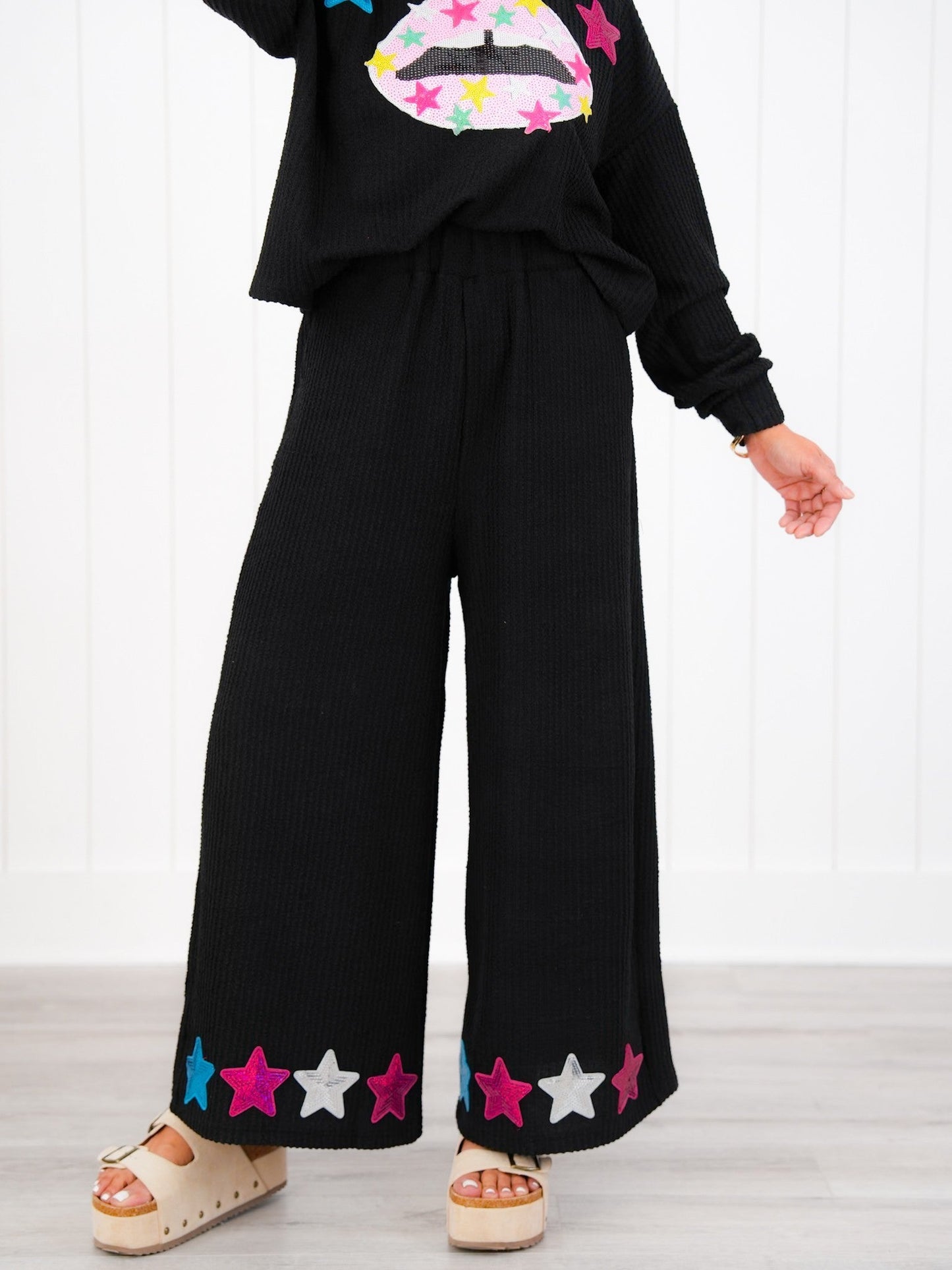 Plus/Reg Elastic Waist Wide Leg Cropped Pants With Sequin Star Patch Detail (Multiple Colors)
