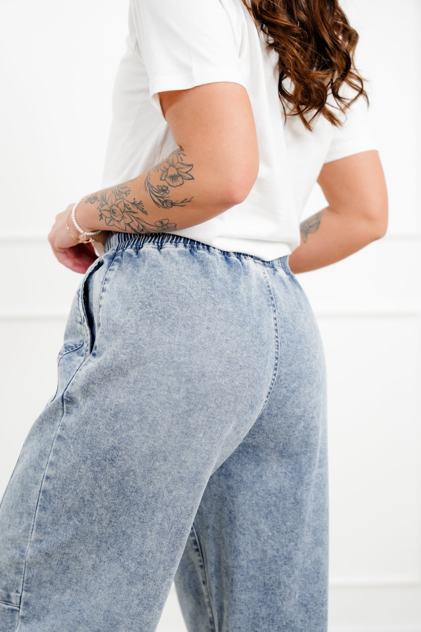 Risen Mid Rise Light Wash Elastic Waistband Barrel Jeans with Front Seam