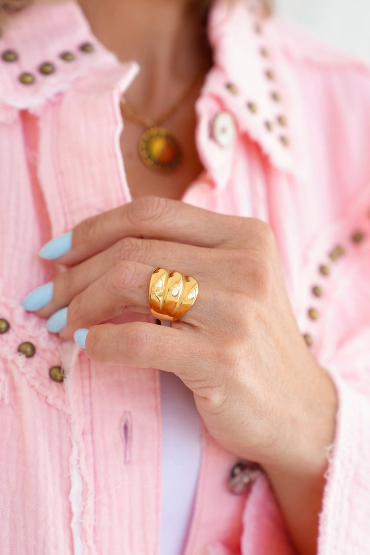 Chansutt Pearls Large Gold Shell Ring