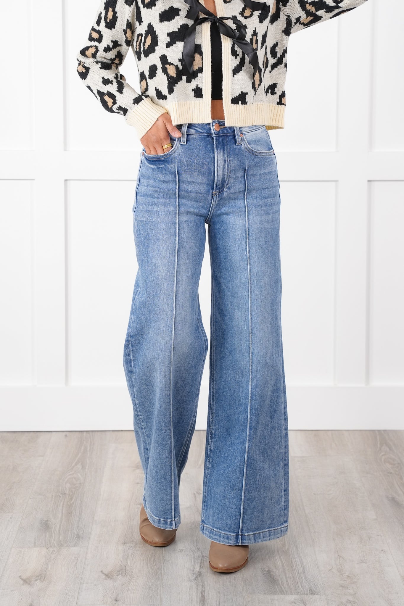 【U LAN】Risen Washing Pintuck Wide Denim Pants Risen High Rise Medium Wash Pintuck Detailed Wide Leg Jeans