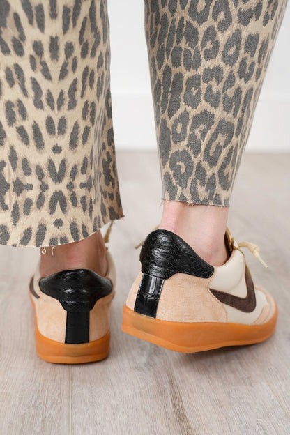 Retro Low-Top Sneakers with Decorative Edge