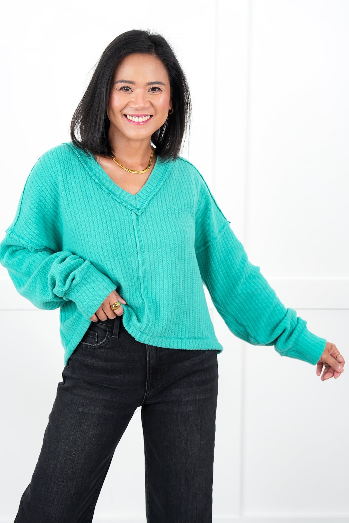 Plus/Reg Ribbed Knit Long Sleeve V-Neck Top with Reverse Seam Detail
