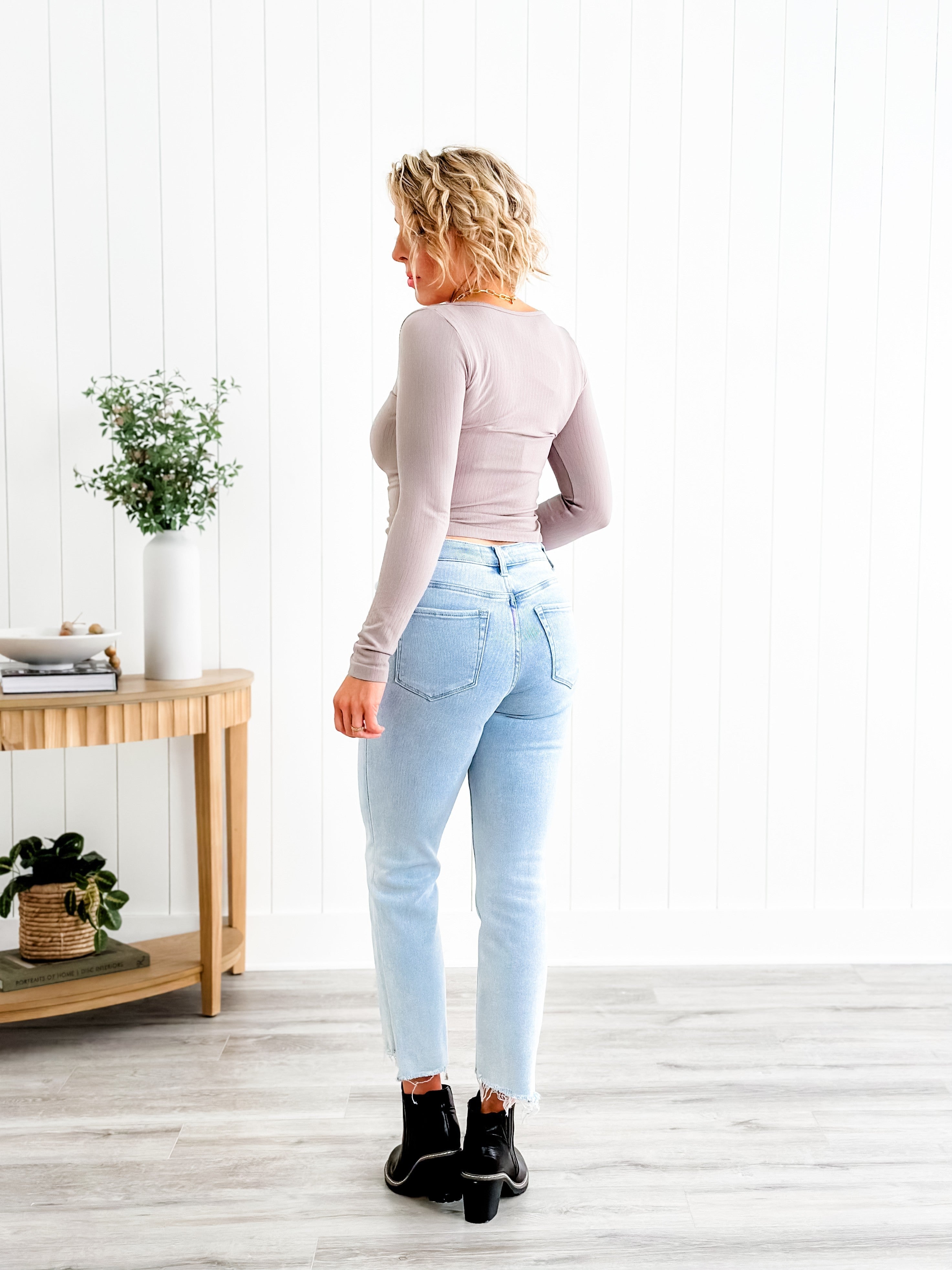 ★★ ★★ Here Light Blue High Rise Slim Straight Lovervet High Rise Light Wash Slim Straight Leg Jeans