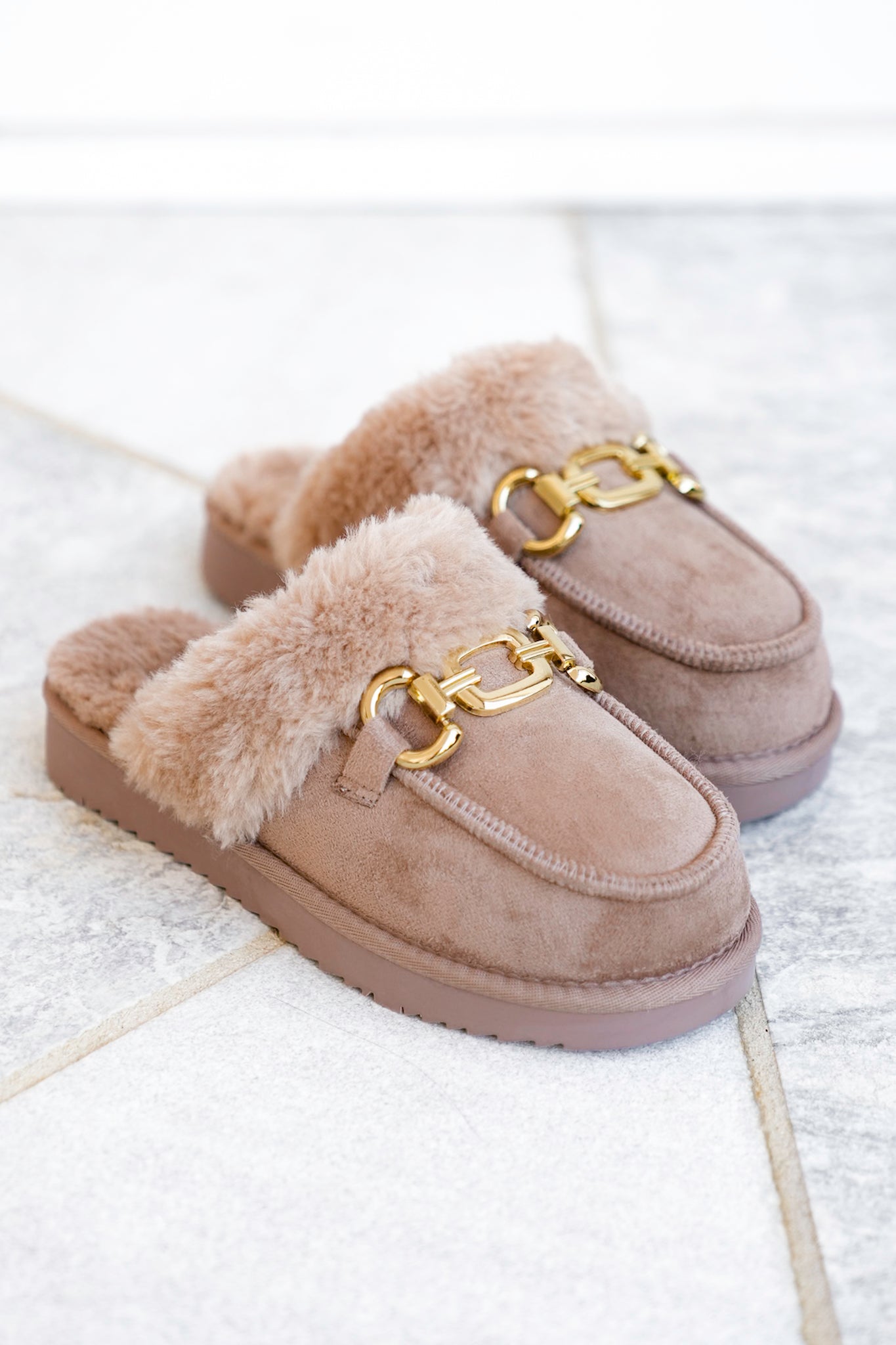 Cozy Vegan Shearling Mule with Gold Chain