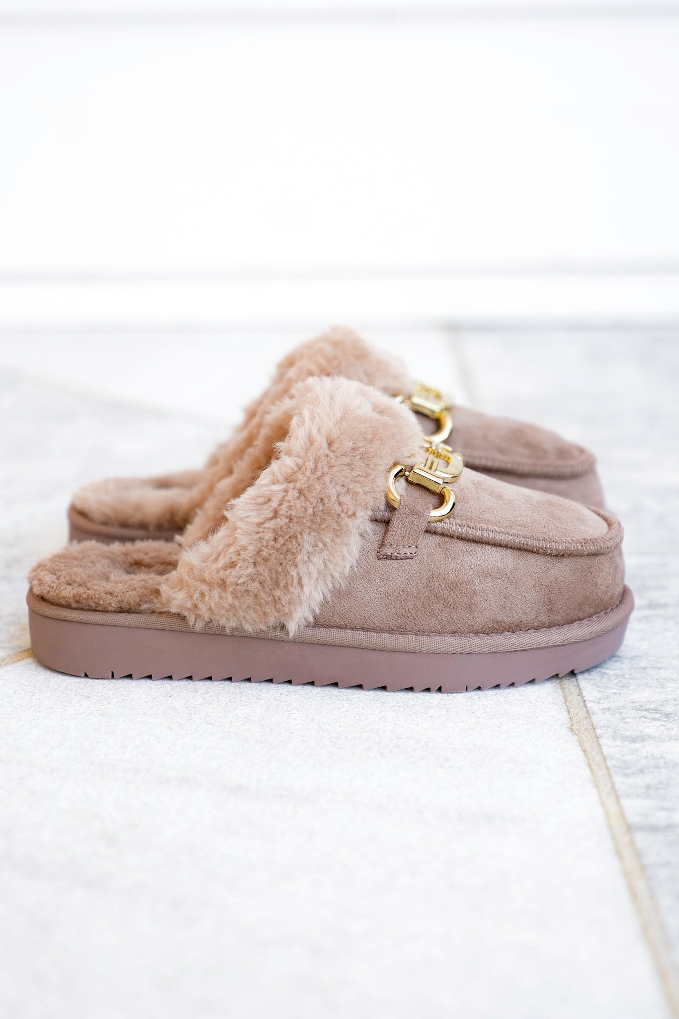 Cozy Vegan Shearling Mule with Gold Chain