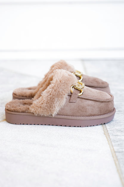 Cozy Vegan Shearling Mule with Gold Chain