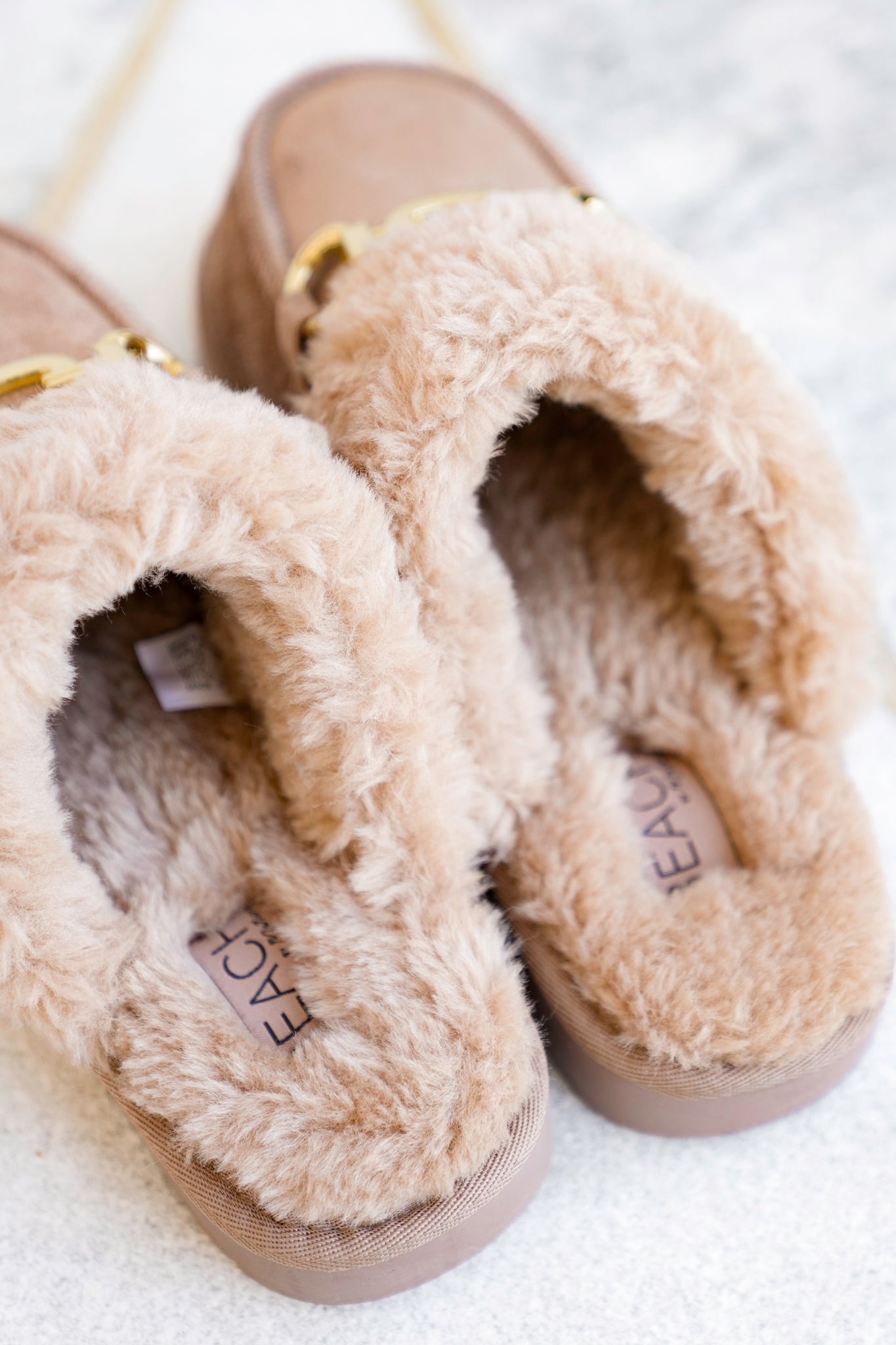 Cozy Vegan Shearling Mule with Gold Chain