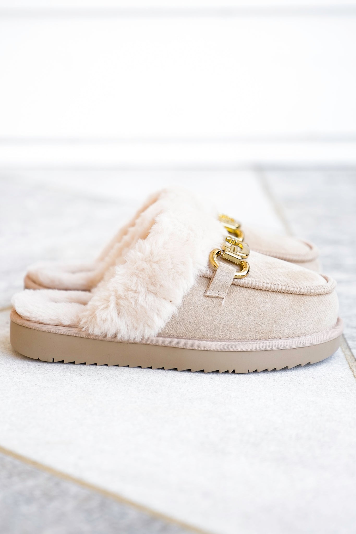 Cozy Vegan Shearling Mule with Gold Chain